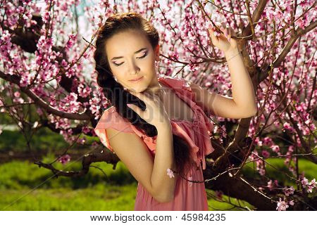 Młoda dziewczyna bajki w ogrodzie blossomy