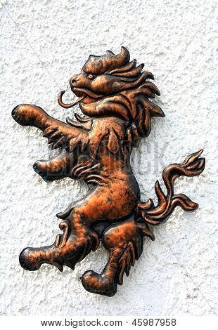 Leão de Bronze figura na parede branca