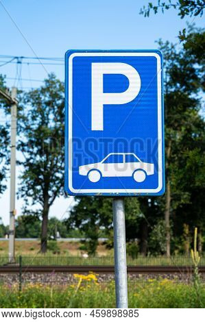 Stroe, Gelderland, The Netherlands, 07 12 2022 - Car Parking Sign At The Border Of The Veluwe Nation