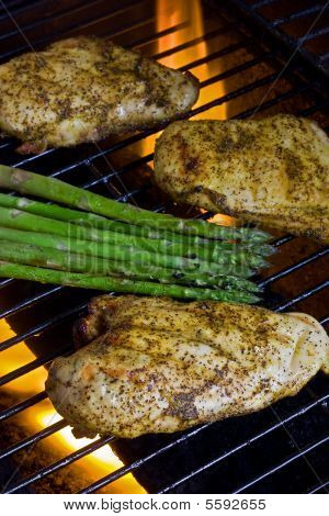 Grillattua paprikaa Sitruunakanaa ja grillattua parsaa
