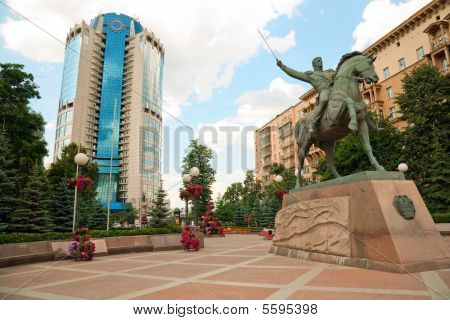 Pomnik Bagration na placu w Moscow City. Lato.