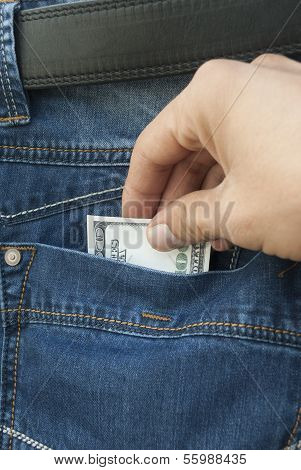 Diebstahl von Geld aus der Tasche seiner Jeans