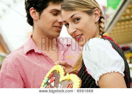 Couple avec coeur de pain d'épice