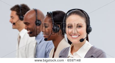 Primer plano de representantes del negocio del cliente con auricular