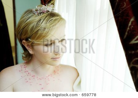 ピンクのアクセサリーと金髪の花嫁