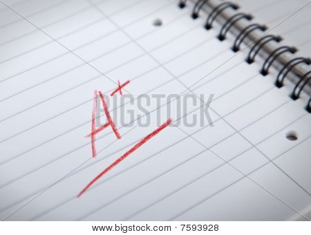 A + Grade In rosso lettere scritte In un rilievo a spirale