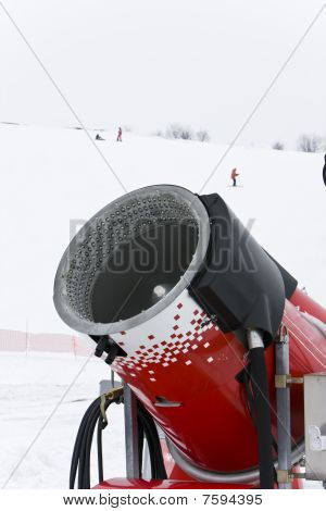 Śnieg pistolet do przez wypełnienie uciekają aslope