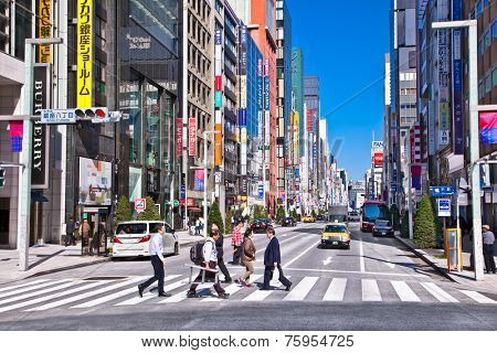 TOKYO - OKTOBER 28, 2014: Ginza shopping district on Oktober 28, 2014 in Tokyo, Japan. Ginza extends for 2.4 km and is one of the world's best known shopping districts.