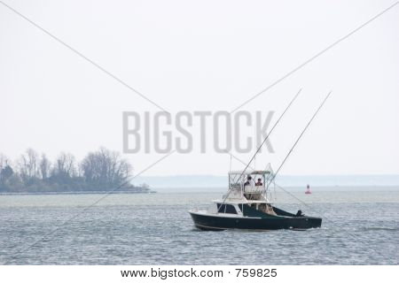 Barco de pesca en el puerto 