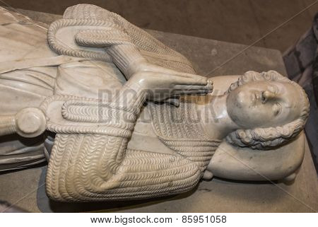 Recumbent statue of  king Robert II le pieux,  in basilica of saint-denis