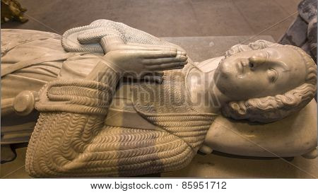 Recumbent statue of  king Robert II le pieux,  in basilica of saint-denis