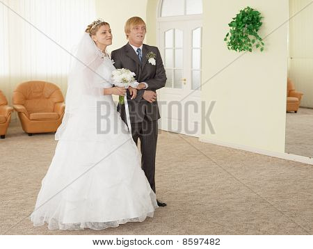 Tören salonunda gelin ile damat