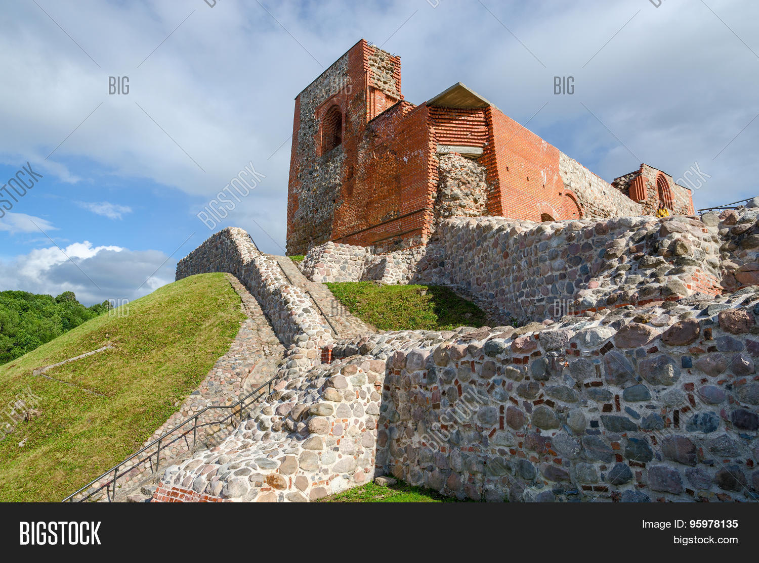 In Lithuania, found the ruins of the legendary castle of suicides In Lithuania, found the ruins of the legendary castle of suicides