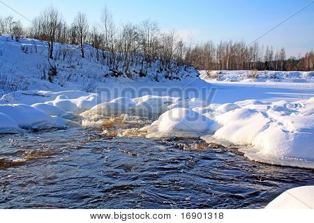 joen virtaus keskuudessa ice