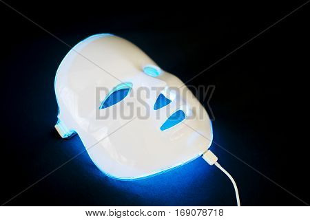 Light rejuvenating mask for facial skin therapy