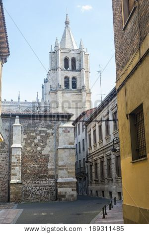 Leon (Castilla y Leon Spain): historic street with the cathedral in background