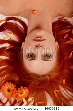 Linda ruiva com flores no cabelo