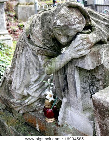 Estatua de la mujer en la tumba