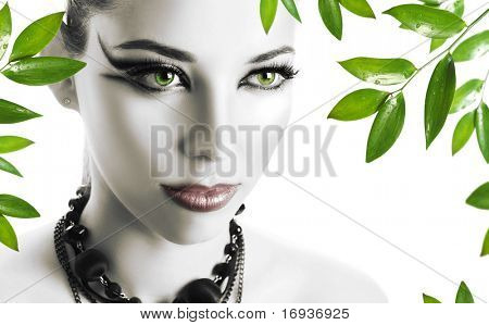 smuk ung kvinde med lyse make-up