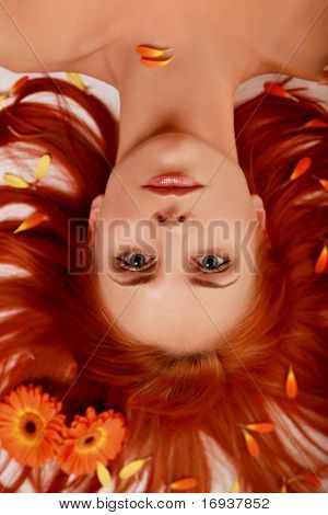 Linda ruiva com flores no cabelo