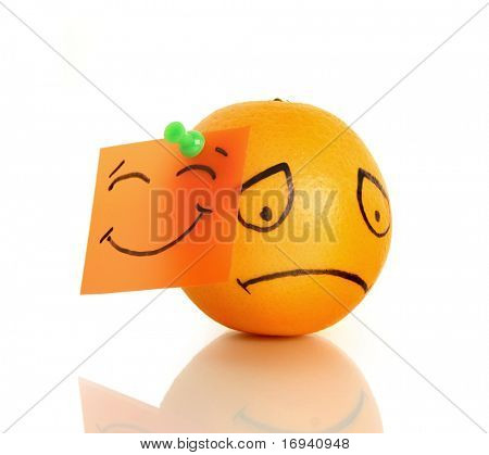 trist orange med glade maske
