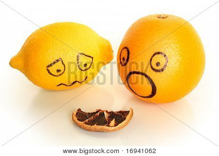 staré a mladé citrusy na bílém pozadí