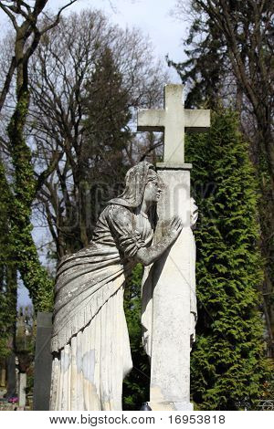 Estatua de la mujer en la tumba