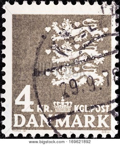 DENMARK - CIRCA 1946: A stamp printed in Denmark shows National Coat of Arms, circa 1946.