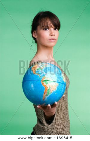 La niña con el mundo