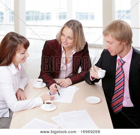 3 人はテーブルの周りに集まった、ビジネス会議でアイデアを議論