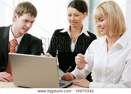 Ritratto di businesspeople guardando il monitor del portatile