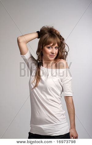 Giovane ragazza sorridente tenendo i capelli