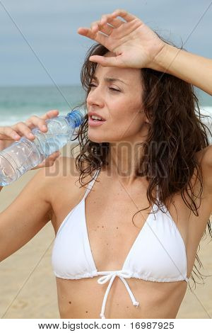 น้ำดื่มสาวสวยที่ชายหาด