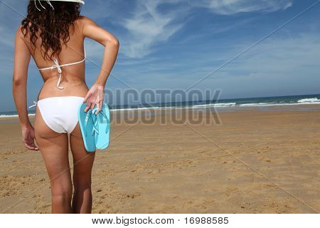 ผู้หญิงถือคอฟฟี่ช็อปที่ชายหาด