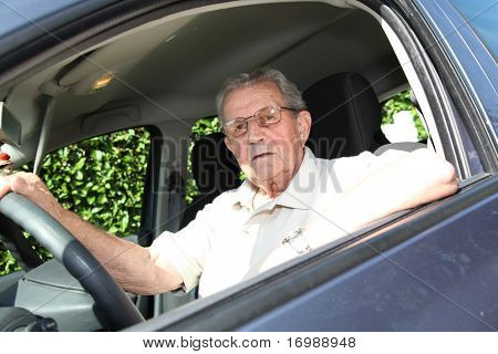 Anziano alla guida di un'auto