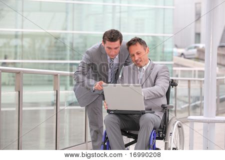 Hombre en silla de ruedas en viajes de negocios