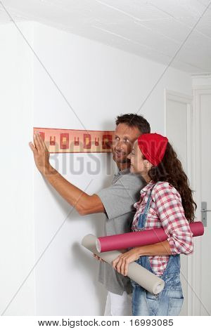 Çift ayakta paperwall kendi evinde alır
