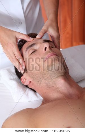 Mand at have en ansigts massage i spa-centret