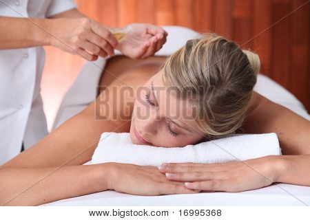 Nærbillede af smukke kvinde liggende på en massage seng