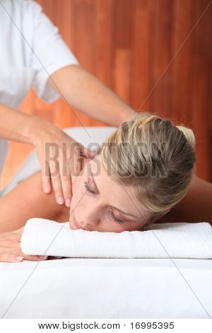 Nærbillede af smukke kvinde liggende på en massage seng
