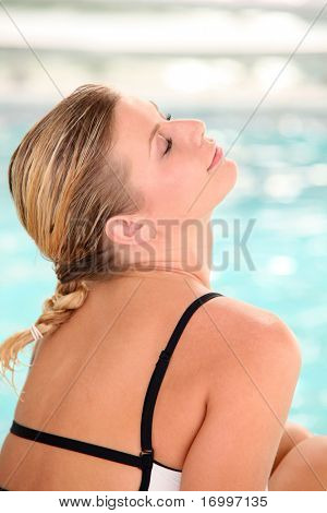 สาวสวยในชุดว่ายน้ำในรีสอร์ท