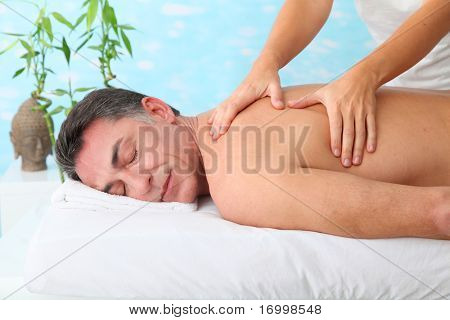 Mand at have en massage i spa-center
