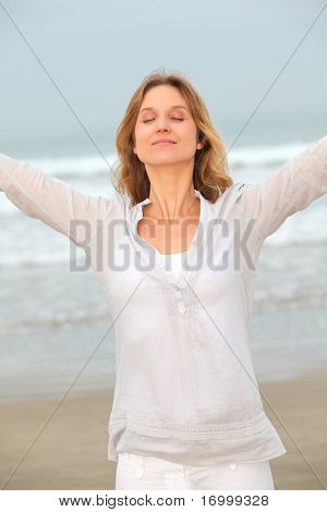 Vrouw ademhaling frisse lucht door de zee