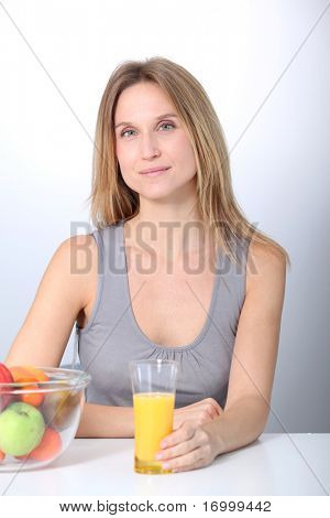 Ivóvíz, gyümölcslé, gyönyörű szőke nő