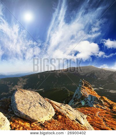 Paisagem de belas montanhas e céu nublado