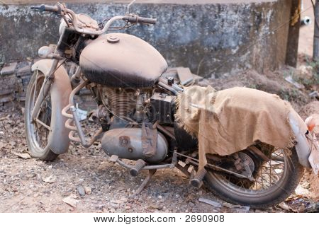 Vieja motocicleta polvorienta
