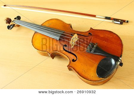 starožitné housle s jen