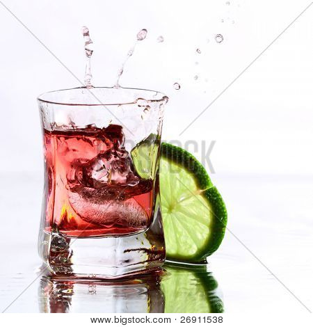 cocktail con calce sul bianco rosso