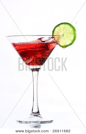 cocktail con calce sul bianco rosso