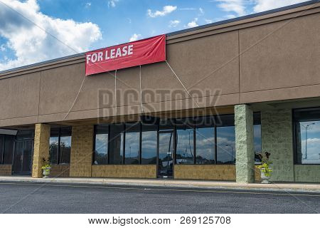 Sevierville, Tn / United States - October 15, 2018: Horizontal Shot Of Retail Space Available In An 